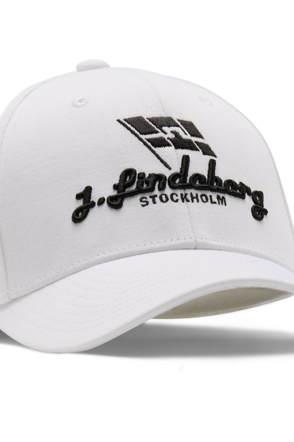 Detailansicht: Travers Cap in White mit gestickter Grafik und schwarzem J.Lindeberg-Schriftzug auf der Vorderseite.