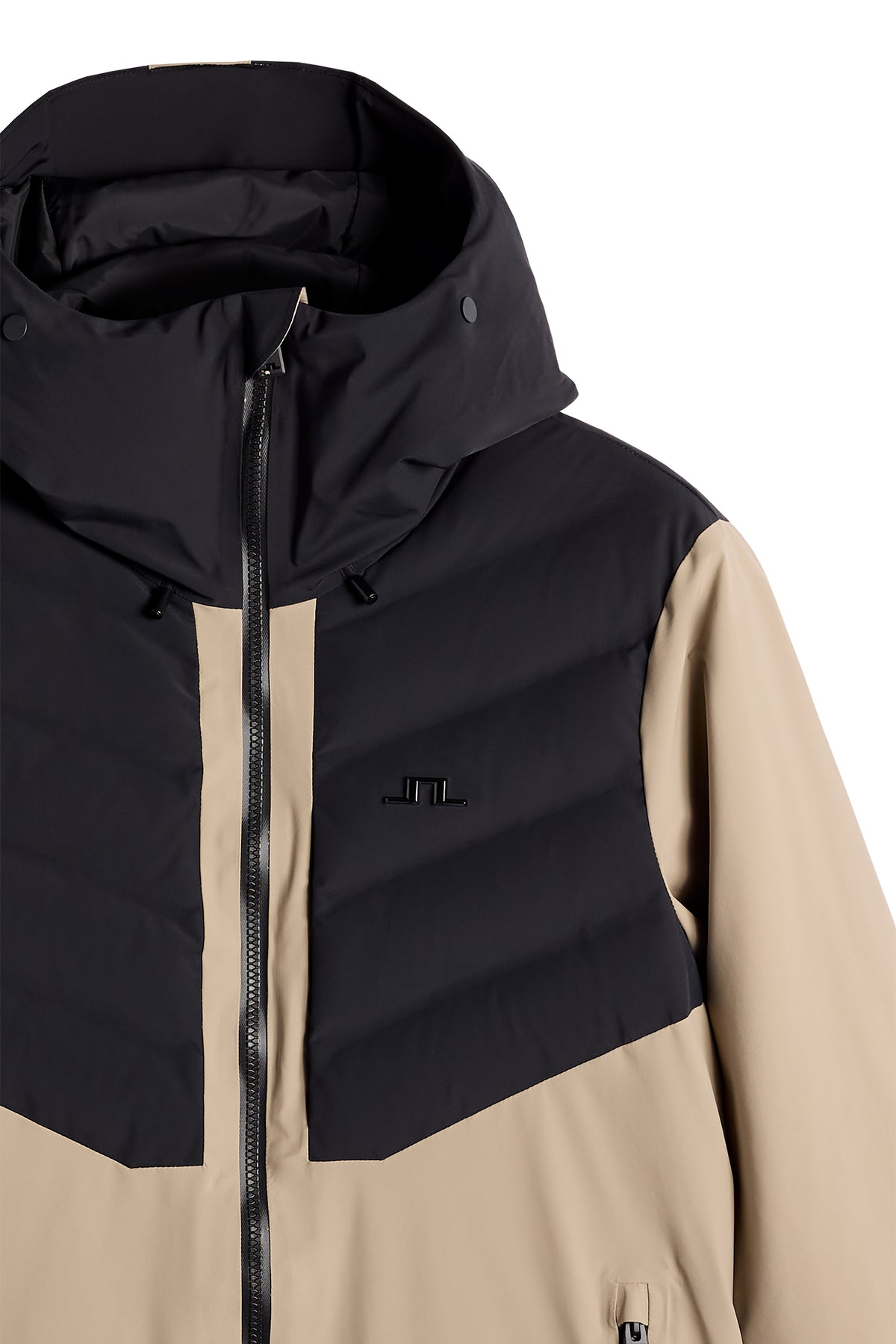 Nærbillede: Blackwell Jacket i Brindle med vatteret front, hætte og Bridge-logo på brystet.