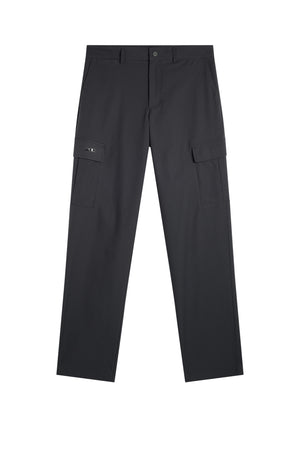 Framifrån: Logan Cargo pant i svart med cargofickor och en liten Bridge-logotyp.
