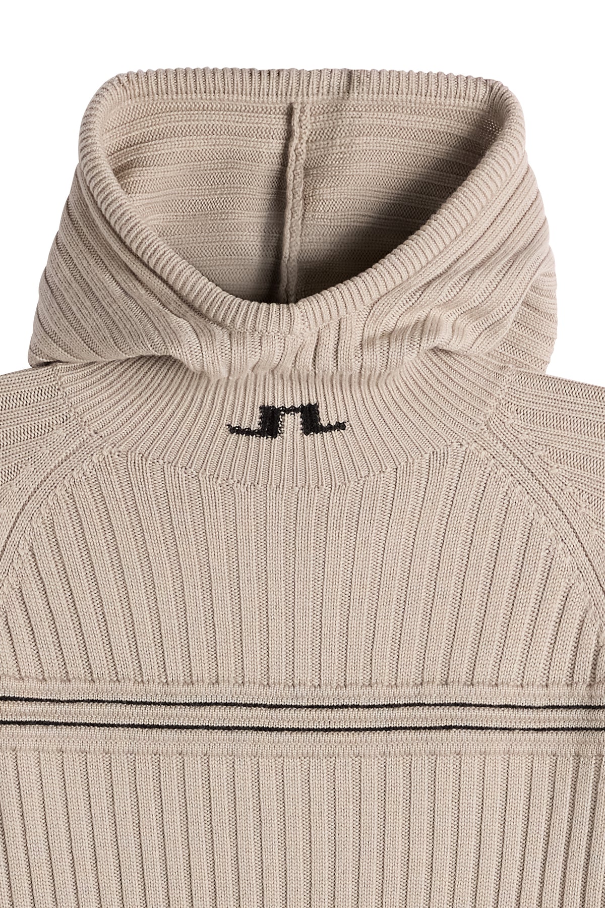 Detailansicht: Hilda Knitted Rib Hoodie in Moonbeam mit Rippstruktur, gestrickter Kapuze und Bridge-Logo im Nacken.