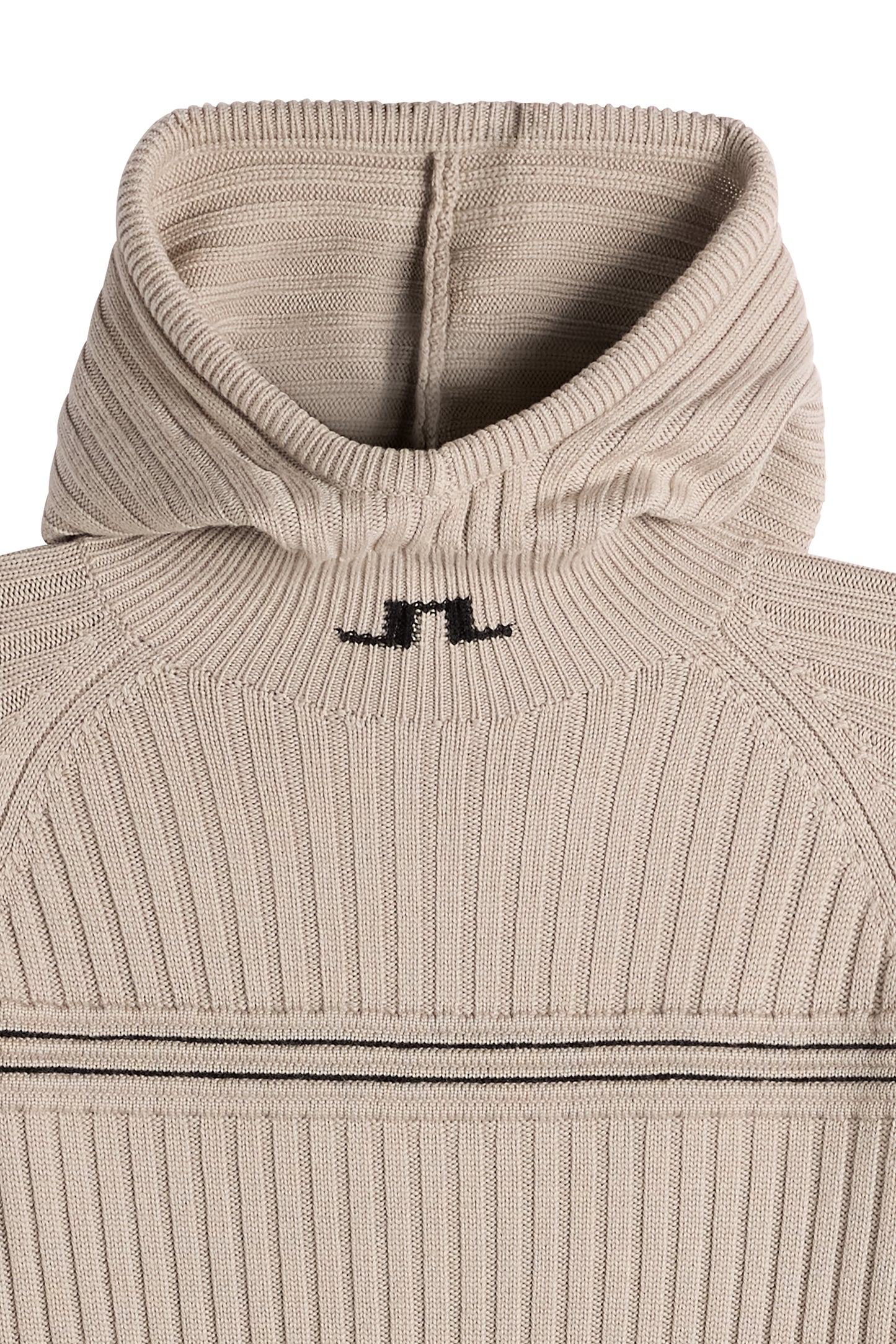 Detailansicht: Hilda Knitted Rib Hoodie in Moonbeam mit Rippstruktur, gestrickter Kapuze und Bridge-Logo im Nacken.