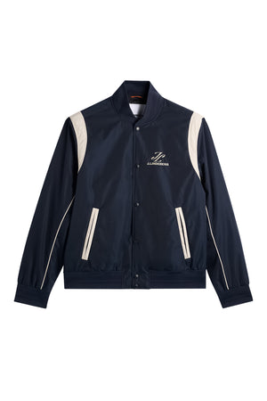Vorderansicht: Montana Padded Jacket in JL Navy mit Druckknöpfen, hellen Kontrastdetails und Rippbündchen.
