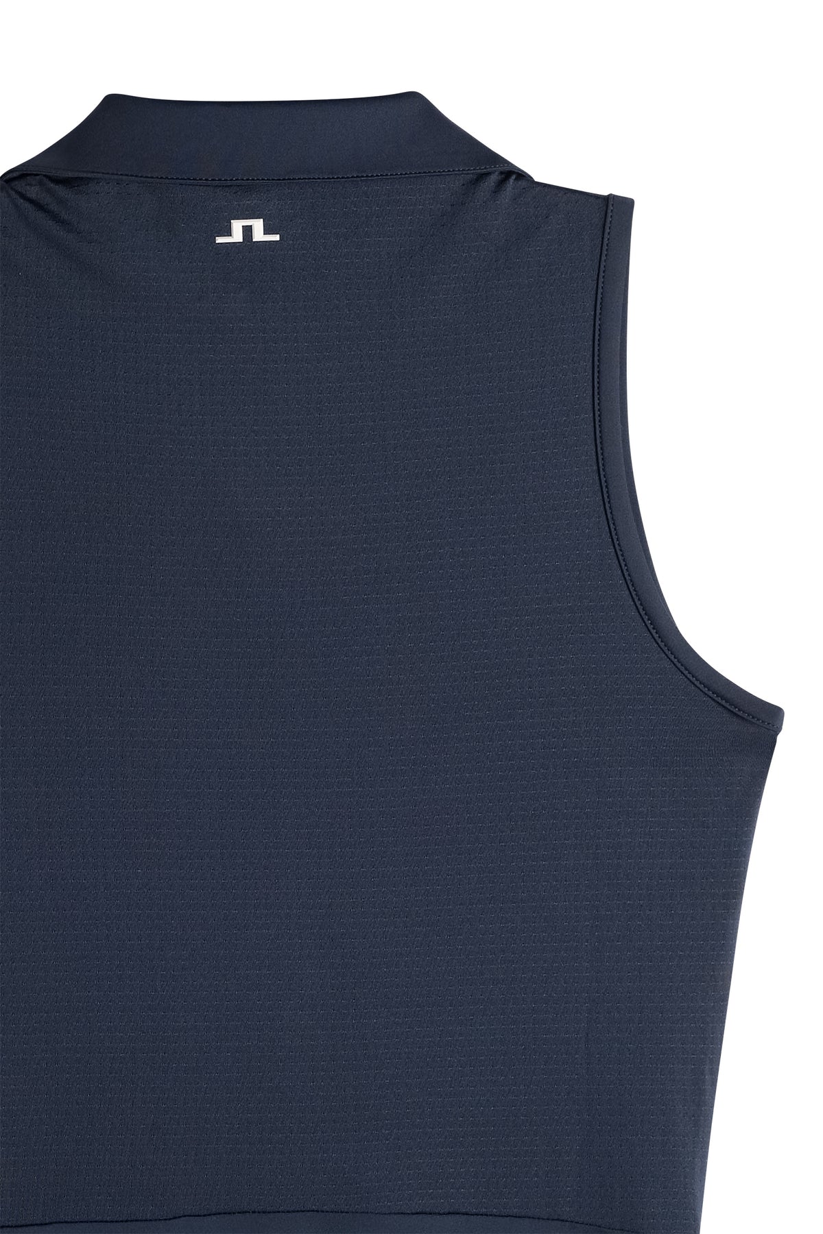 Detailansicht: Dana Dress in JL Navy von hinten mit Bridge-Logo im Nacken und klassischem Kragen.