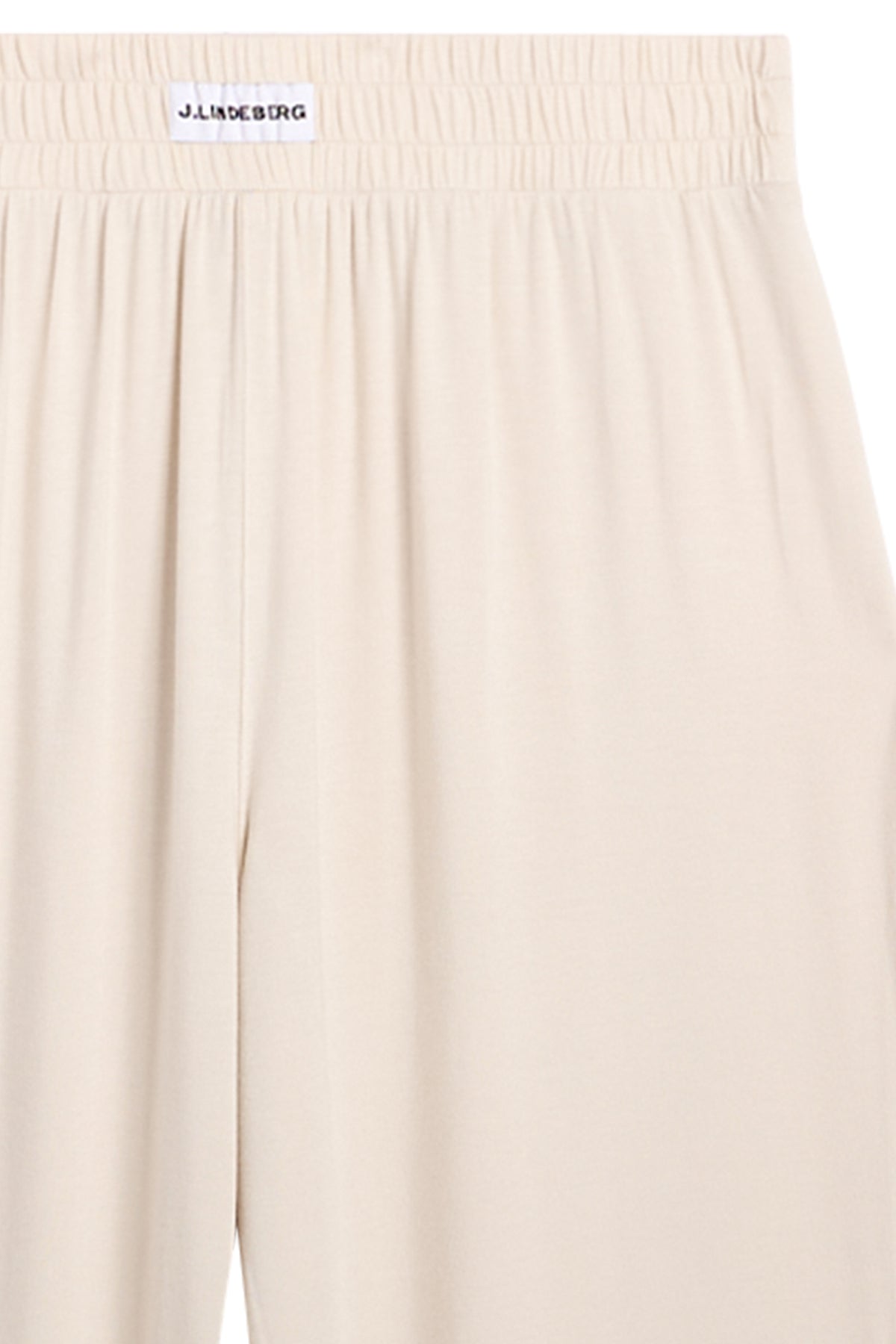 Close-up of the elasticated waistband with a J.LINDEBERG patch on the Pyjama Set trousers in Moonbeam.
