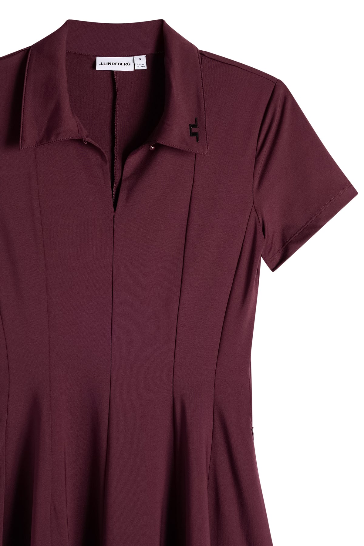 Close-up: Kura Dress in Winetasting met polokraag, keyhole-halslijn, korte mouwen en Bridge-logo op de kraag.