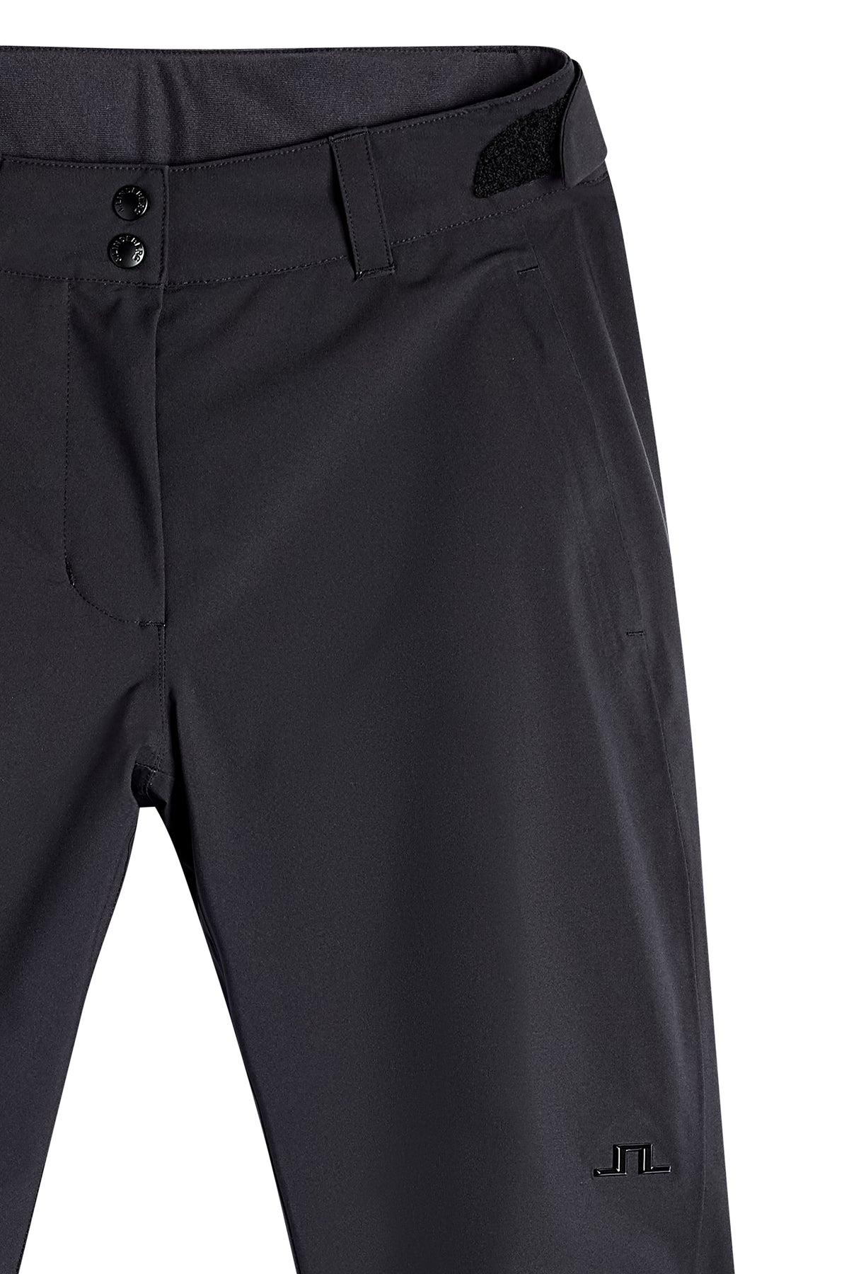 Detailansicht: Schwarze Moeva Pant mit Druckknopfverschluss, Klettverschluss an der Taille und Bridge-Logo am Bein.
